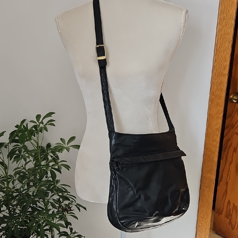 Stone Mountain Black Leather Shoulder Bag 11x12 VGUC Soft Roomy